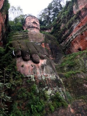  A Gigante de Pedra Leshan: Uma Maravilha Histórica que Enfrenta o Rio Min!