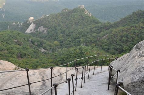 Parque Nacional de Bukhansan! Uma Jornada Inesquecível Através da Natureza Selvagem e Histórias Místicas!