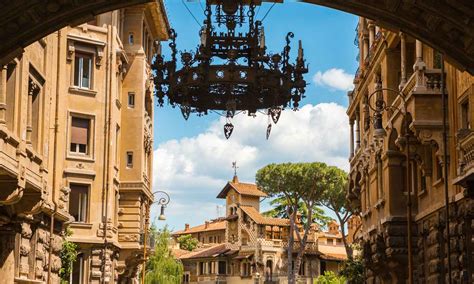  Quartiere Coppedè: Uma Jornada Surrealista através de um Labirinto Artístico em Roma!