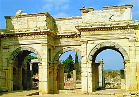 A Fascinante Porta de Alexandre, um Testemunho Imponente da Era Ptolemaica em Alexandria!