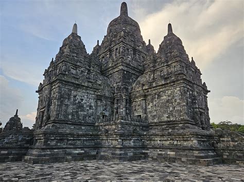 A Mesmerizante Beleza e Mistério Históricos do Candi Sewu em Yogyakarta!