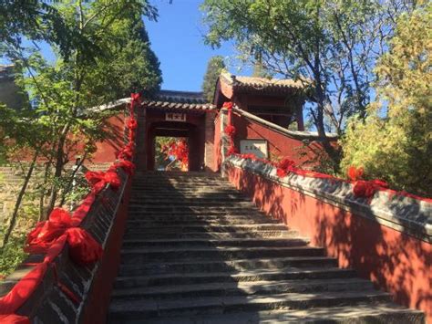 Desfrute da Beleza Natural e História do Templo de Beigongshan em Qinhuangdao!