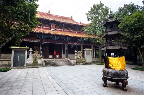  O Templo Lushan: Uma Jóia Arquitetônica Encravada nas Montanhas!