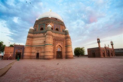 O Túmulo de Shah Rukn-e-Alam: Uma Maravilha Arquitetónica e Sítio Sagrado na Cidade de Multan!